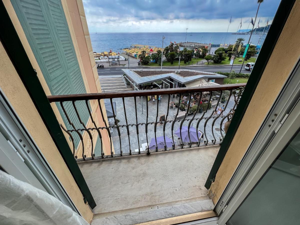 Splendido Appartamento Con Vista Mare Su Piazza Dante 바라체 외부 사진