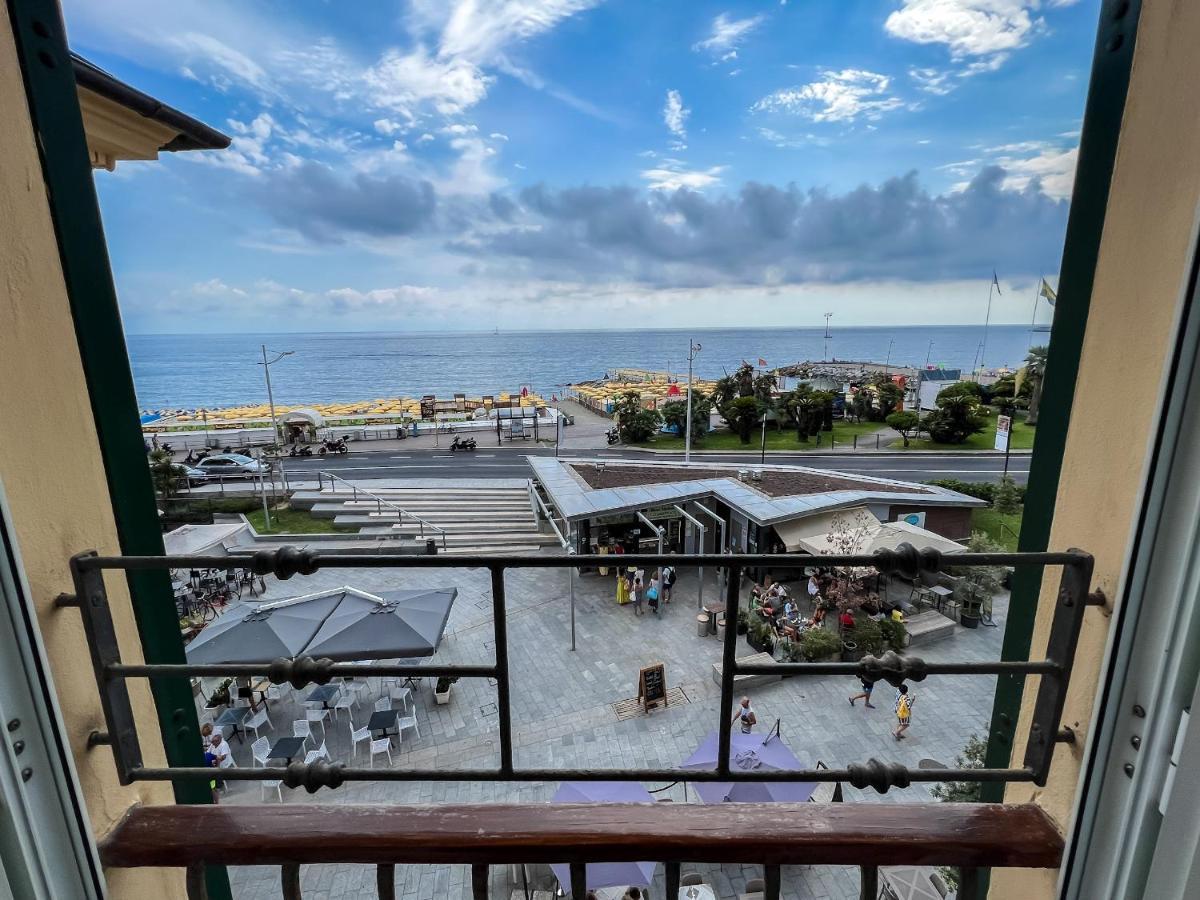 Splendido Appartamento Con Vista Mare Su Piazza Dante 바라체 외부 사진